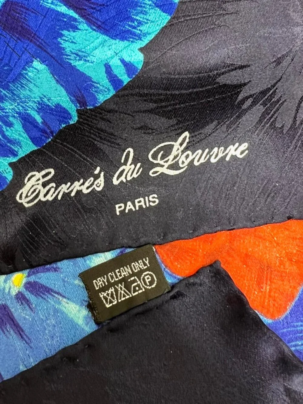 Les Carres du Louvre Paris  Silk Scarf 34"  French Louvre sit on horse ( 31) - Picture 7 of 11